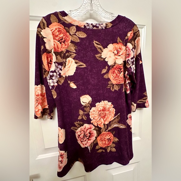 Piphany Floral V-Neck Top | 3/4 Sleeve | Purple | Medium - Picture 5 of 6